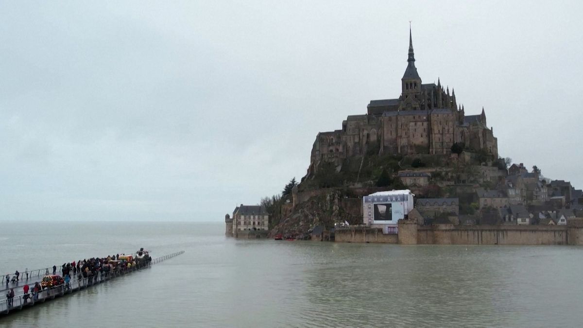 Z legendární francouzské památky se stal ostrov přístupný pouze lodí